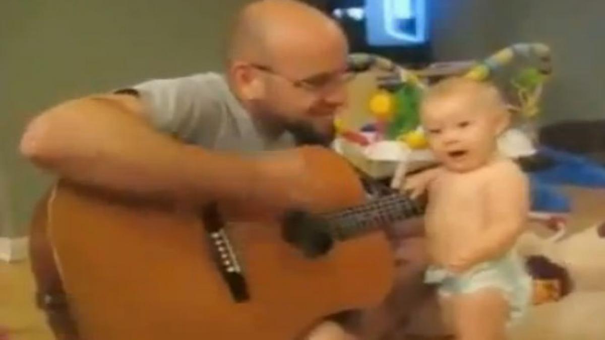 se vrea rock star un bebelus adora acordurile de chitara