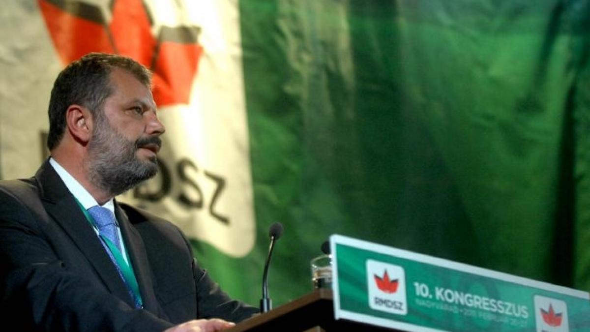 udmr a facut denunt penal impotriva unor suporteri care au profanat drapelul maghiar la meciul