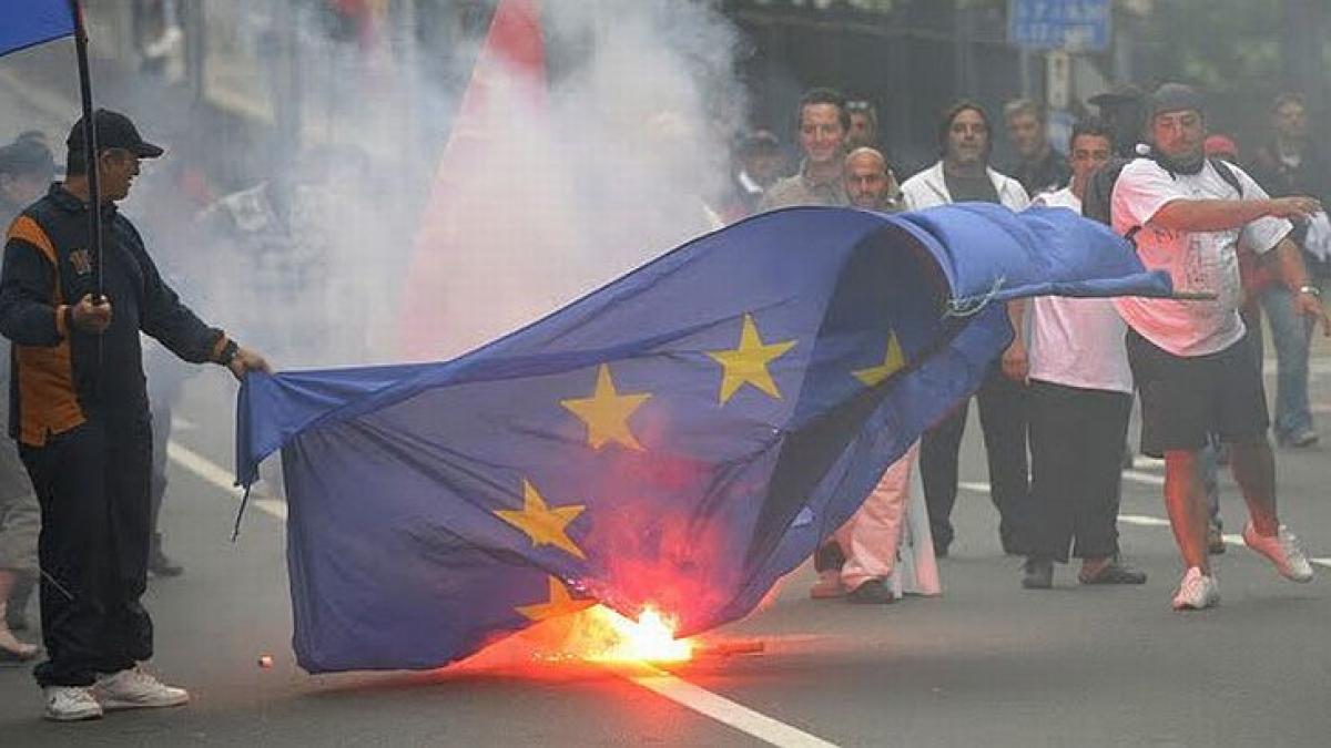 drapelul uniunii europene incendiat in fata palatului prezidential mii de oameni au iesit in strada