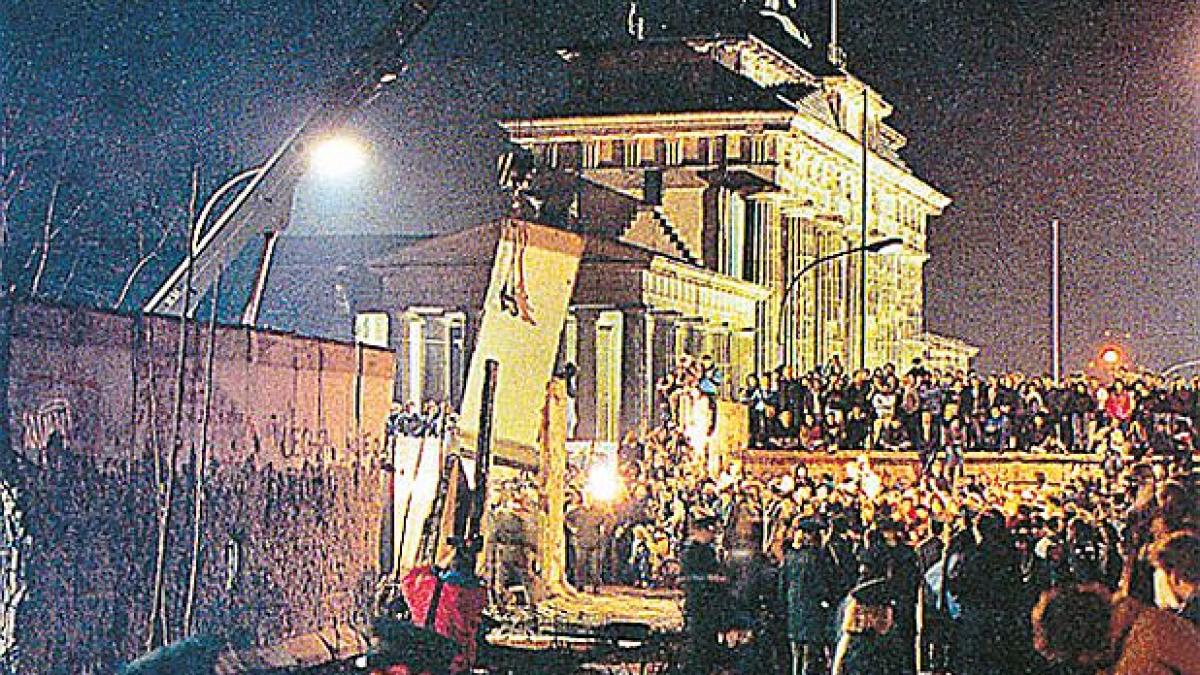 zidul berlinului a cazut ieri suferintele razboiului rece sterse cu buretele