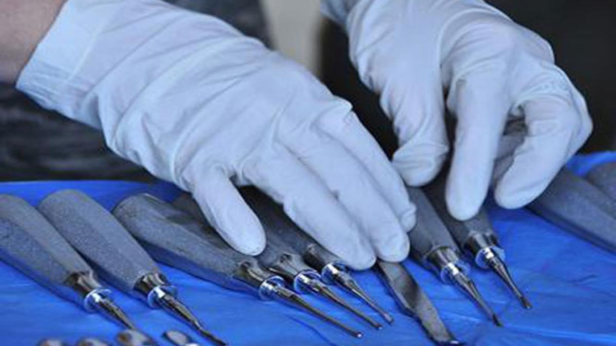 7 000 de oameni in pericol sa fi fost infectati cu hiv din cauza neglijentei unui stomatolog