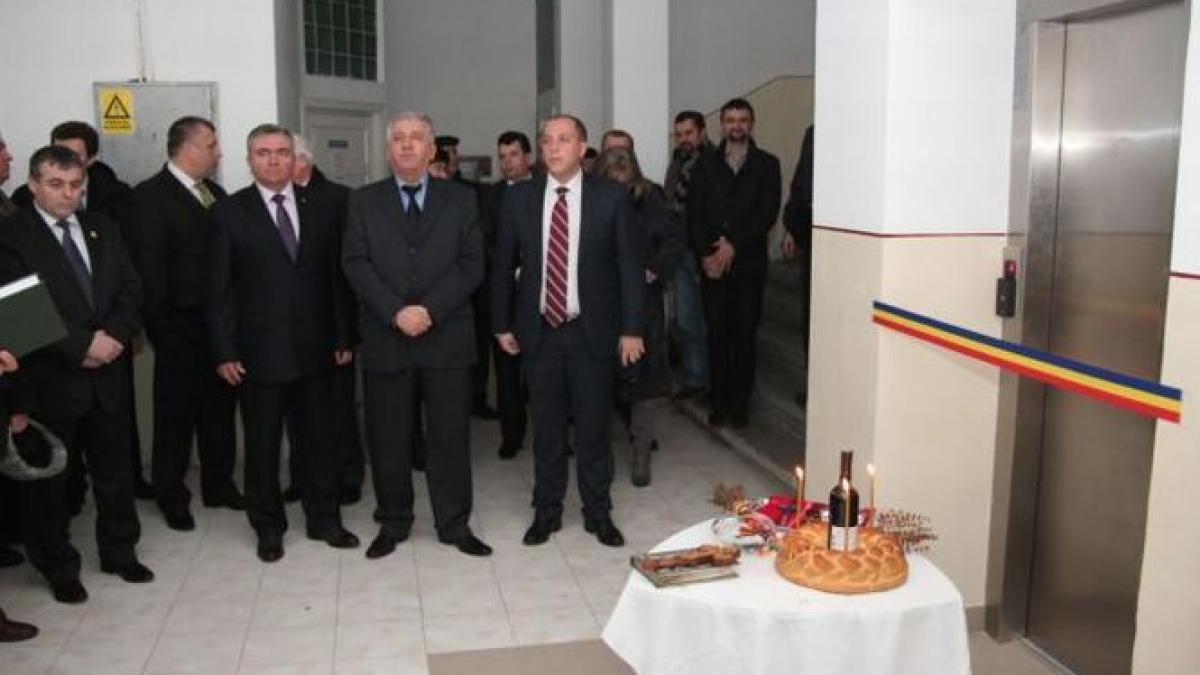 ca n bancuri de cati politicieni e nevoie pentru inaugurarea unui lift