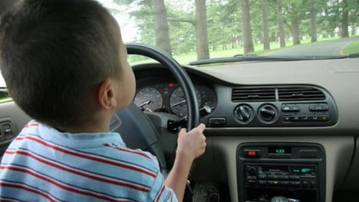 sofer la 10 ani un copil din sibiu prins la volanul masinii cu bunicul alaturi