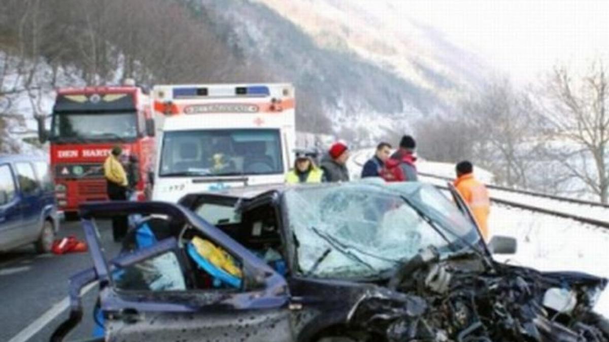 dublu ghinion pentru un localnic din comarnic doua masini i au facut praf gospodaria