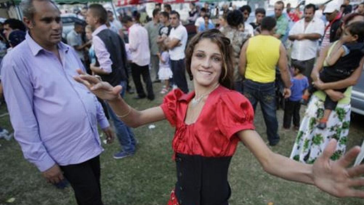 franta sase romani de etnie roma sunt suspectati de proxenetism patru dintre ei au fost arestati