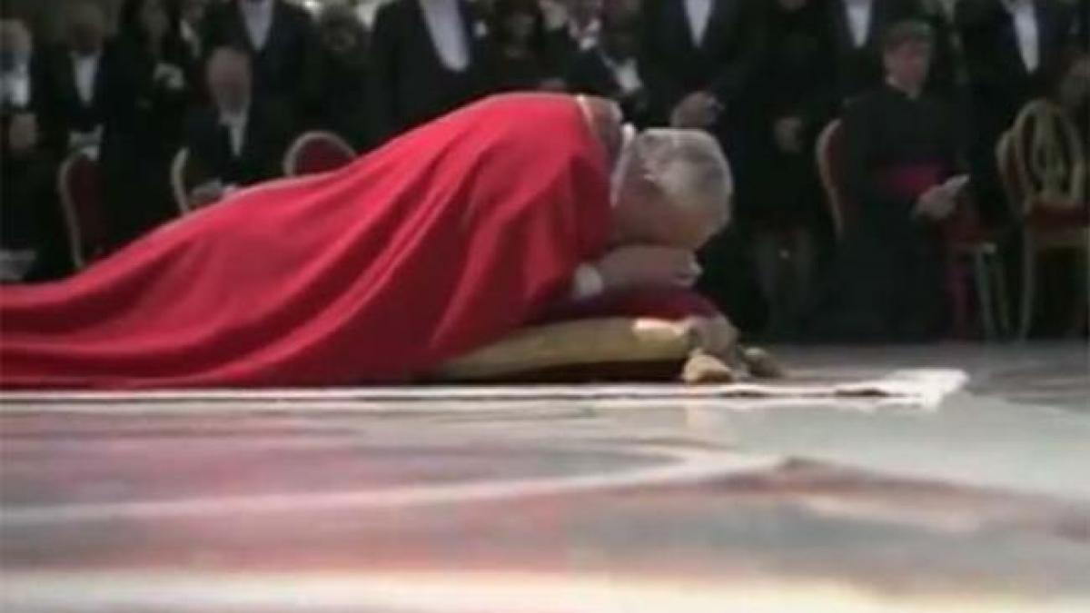 imaginile care au facut inconjurul lumii ce a facut papa francisc in timpul slujbei religioase