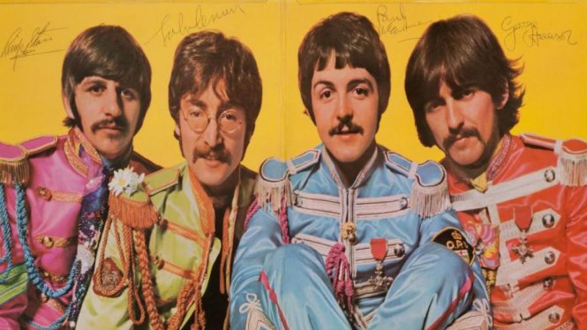 o copie a unui album celebru al trupei the beatles vanduta cu aproape 300 000 de dolari