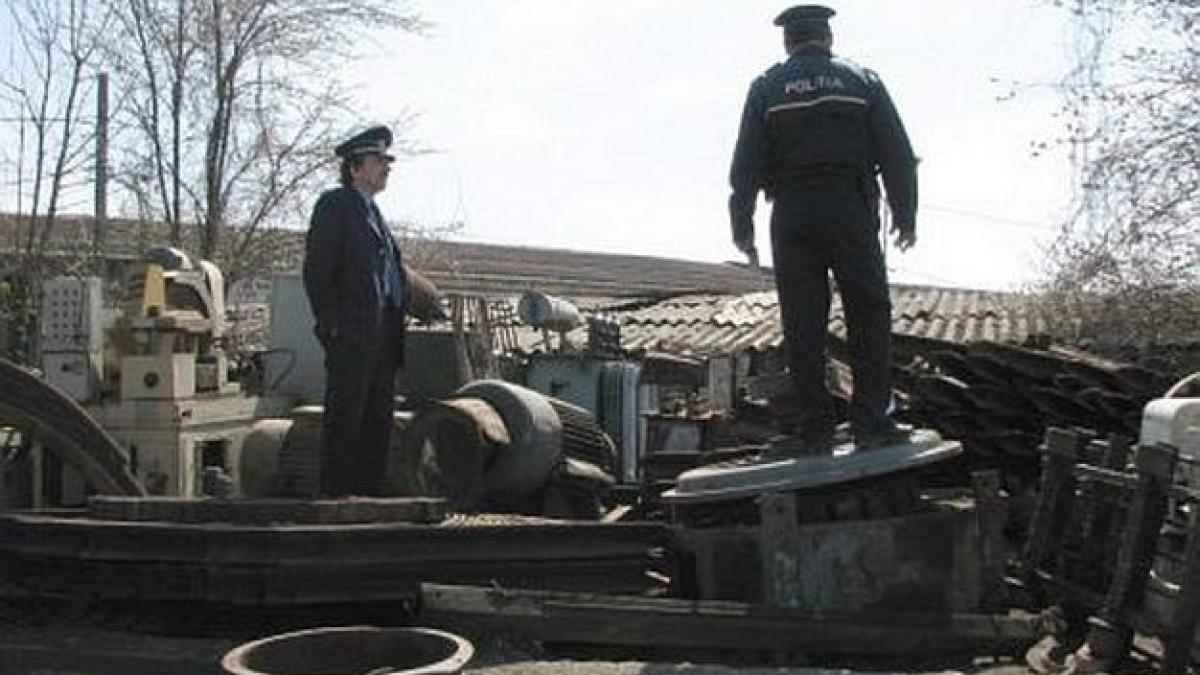 politistii au fost alergati cu coasa pe ulitele satului un barbat acuzat ca a furat fier vechi a
