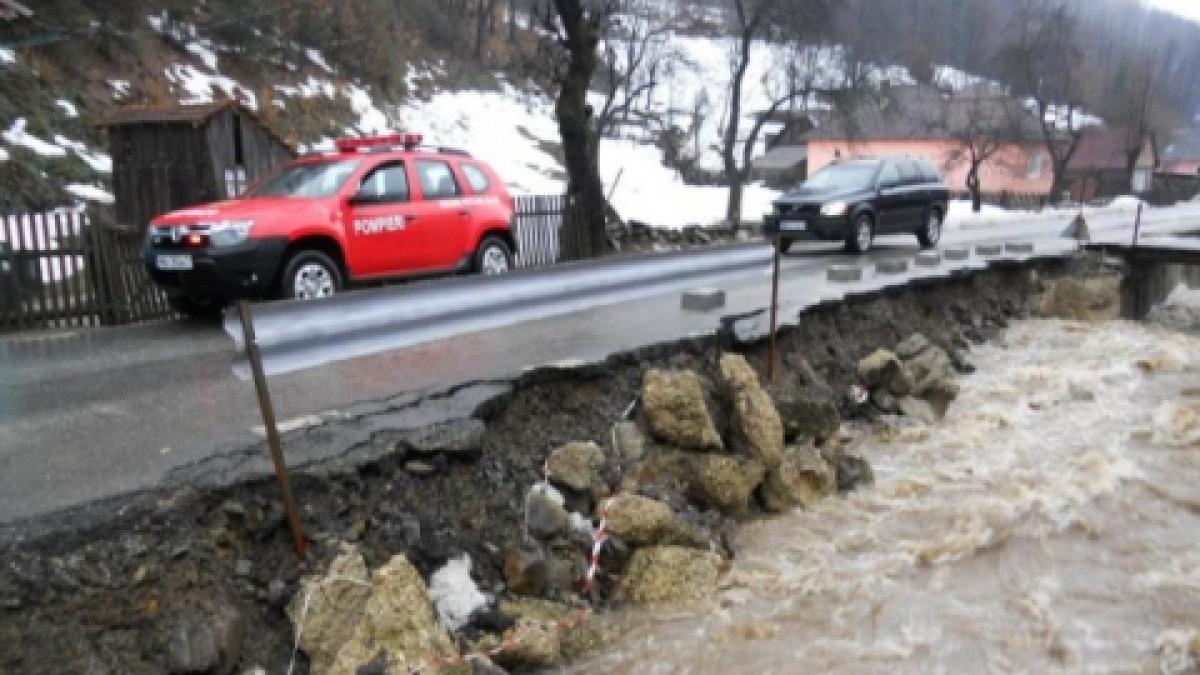cod portocaliu de inundatii pana joi seara pe rauri din noua judete