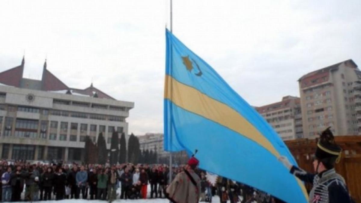 drapelul secuiesc dat jos de pe sediul primariei din covasna primarul a mutat steagul in biroul sau