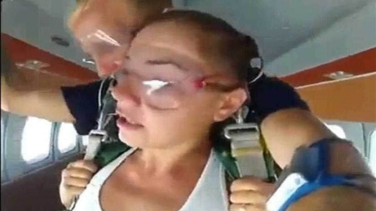 reactia unei femei la prima ei saritura cu parasuta