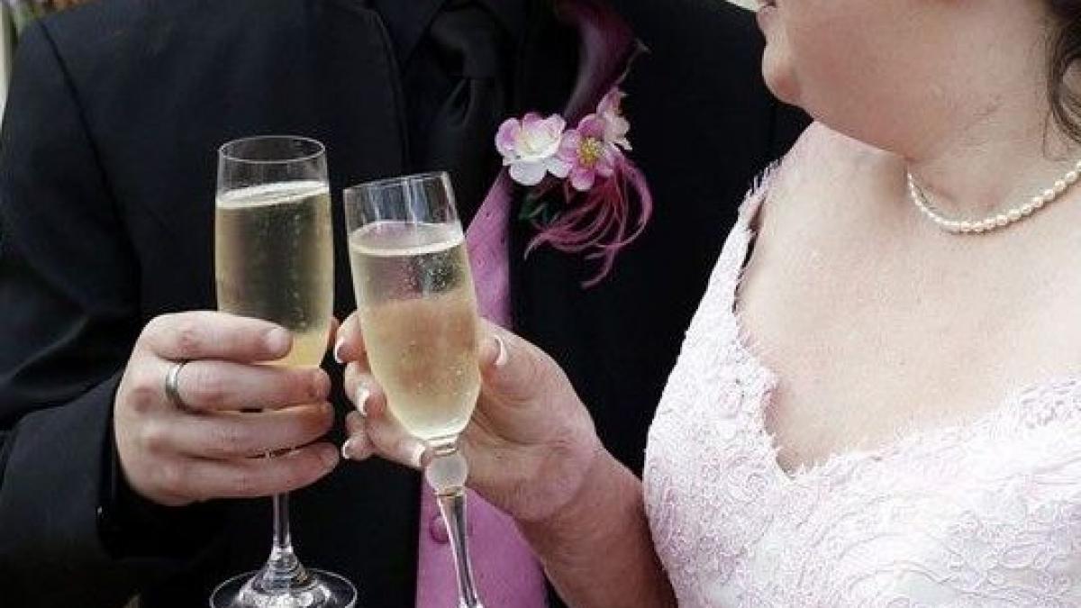 cum a reactionat preotul cand acesti miri au intrat in biserica toti invitatii au ramas cu gura