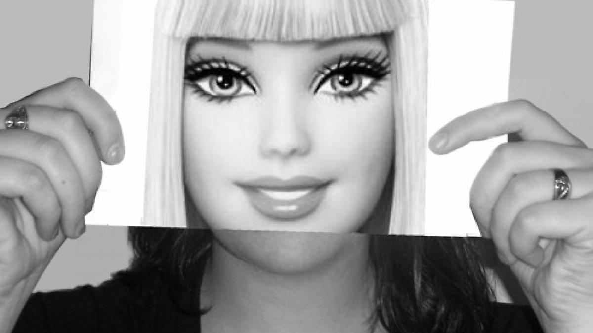 la frumusetea ei au visat generatii intregi de copile iata cum arata barbie fara machiaj