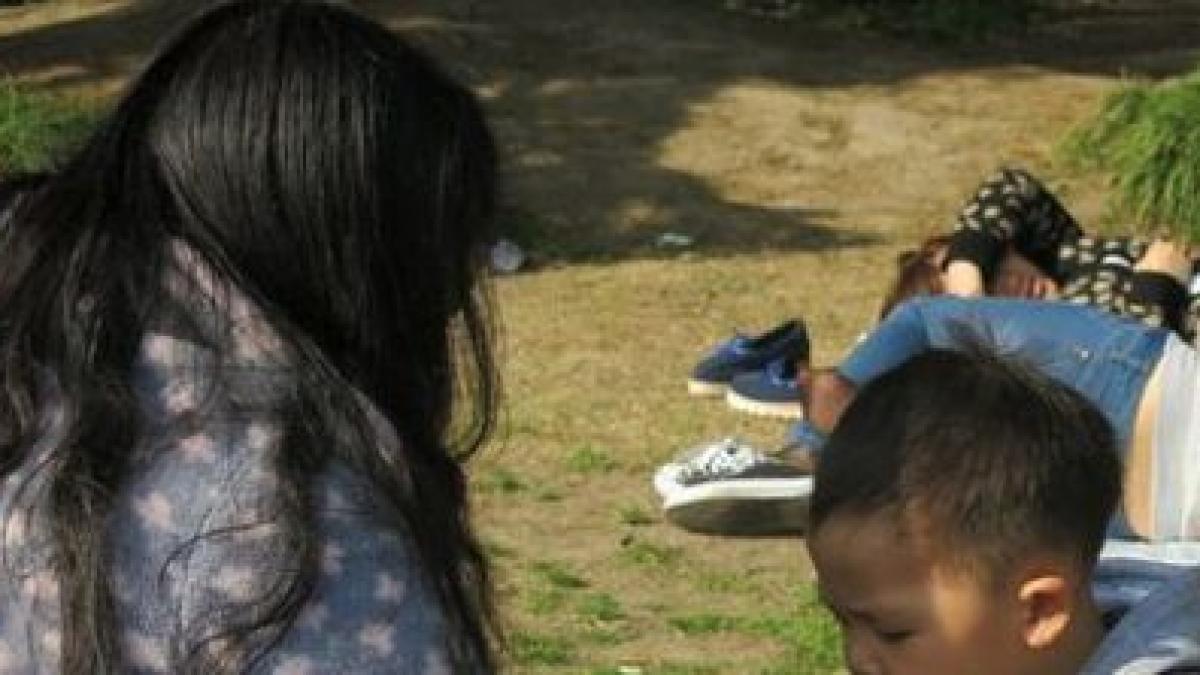 este cea mai socanta imagine surprinsa intr un parc nimeni nu credea ca o mama poate face asta in