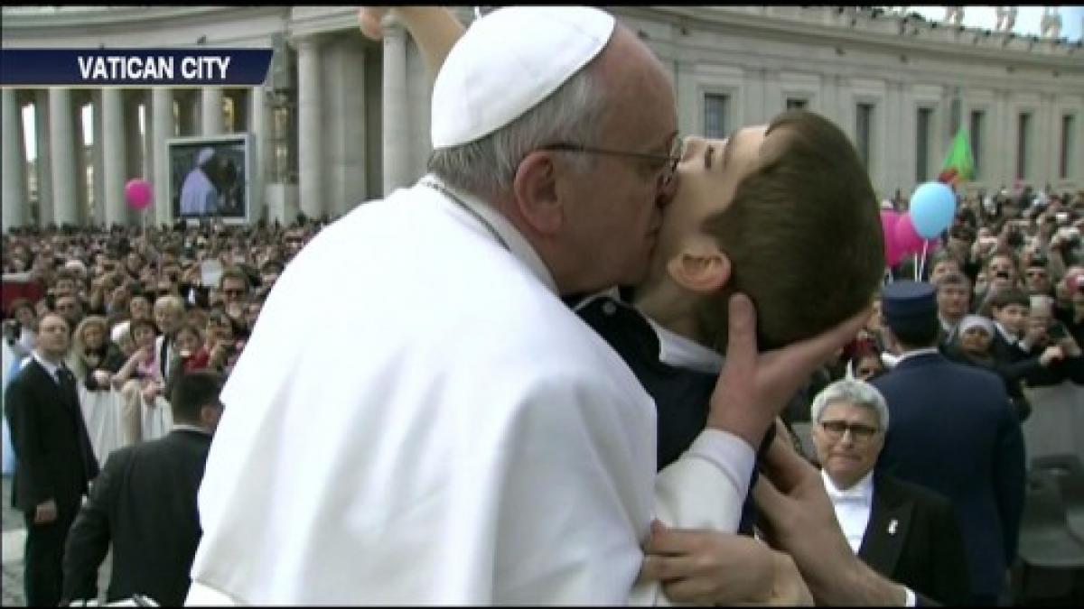 imaginea pe care omenirea nu o va uita niciodata gestul uimitor facut de papa francisc