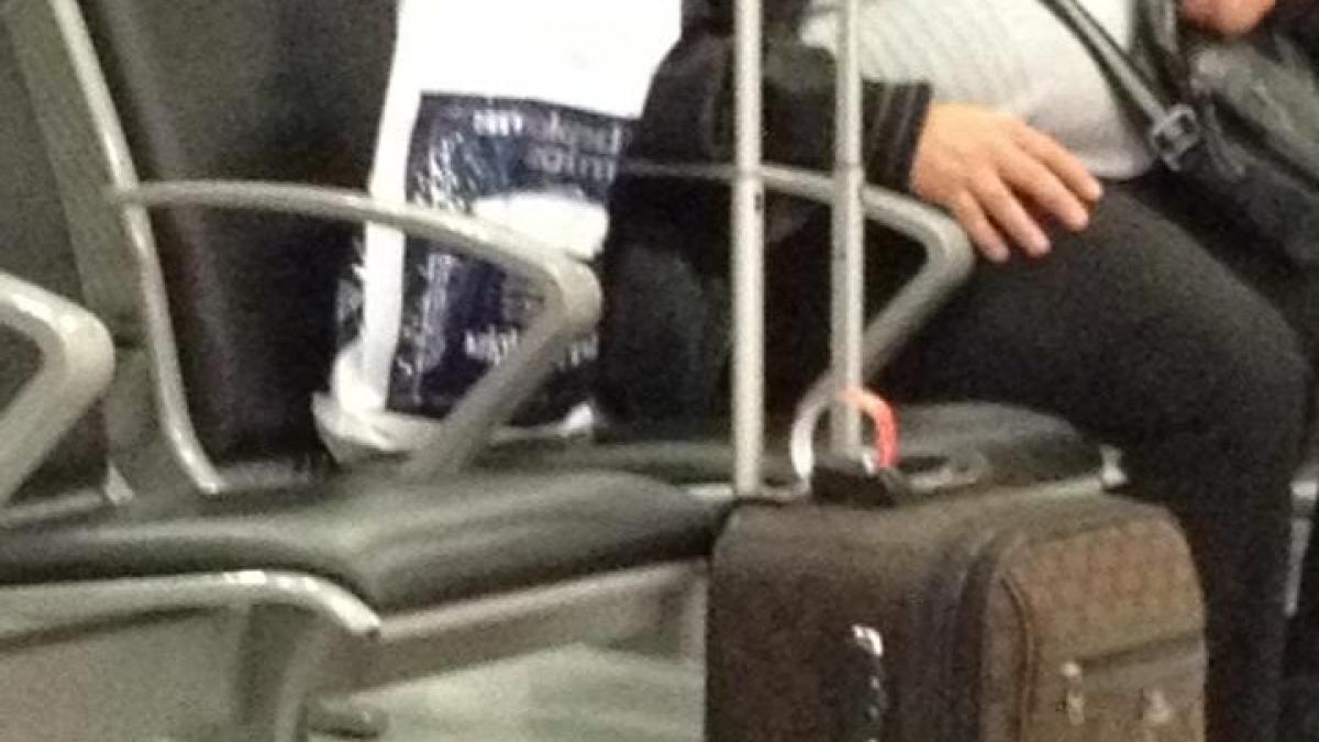 cum a fost surprins regele in aceasta dimineata toti pasagerii din aeroport se uitau la el