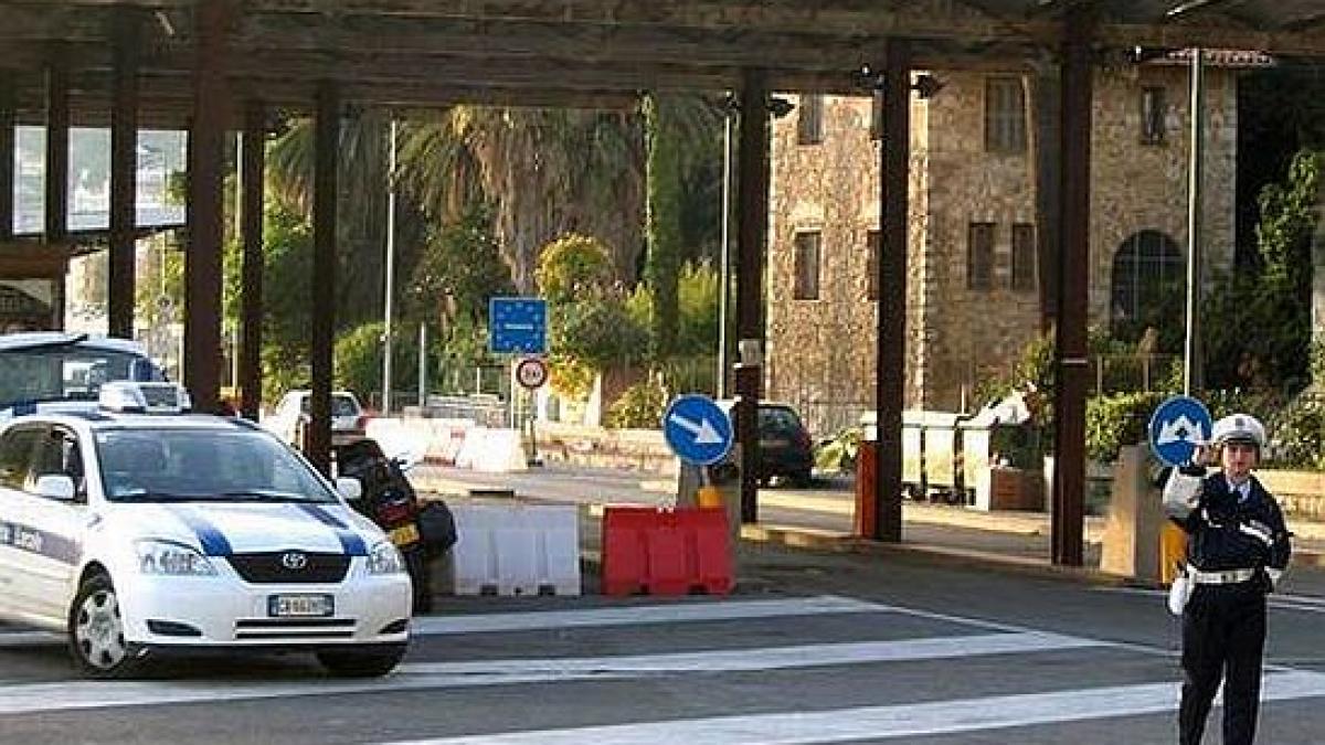 politistii de frontiera au incremenit cand i au deschis portbagajul niciodata nu vazusera asa ceva