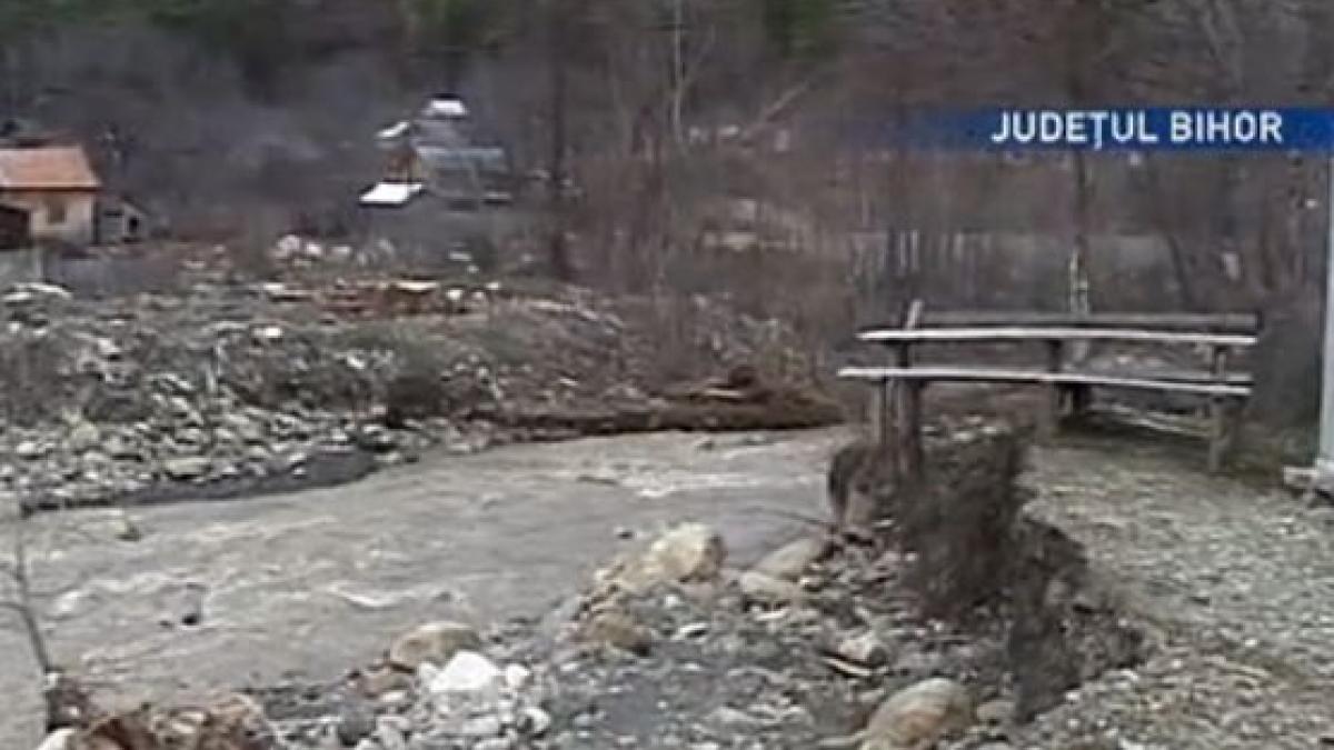 romania inundata drumuri surpate si poduri luate de ape in bihor si vrancea