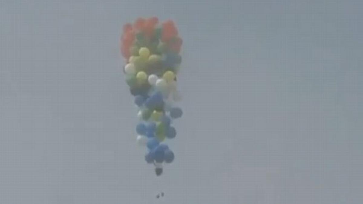 cascadorie la inaltime in numele lui mandela a zburat deasupra insulei robben legat de 160 de