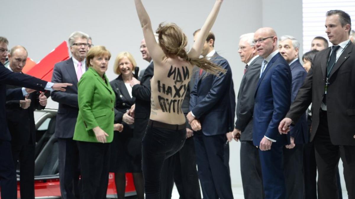 cu sanii goi in fata lui putin presedintele rusiei a fost atacat de activistele femen
