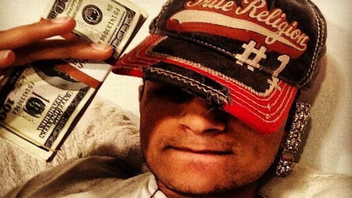 el este cocalarul suprem arunca cu banii pe nimicuri si se spala doar cu apa minerala scumpa