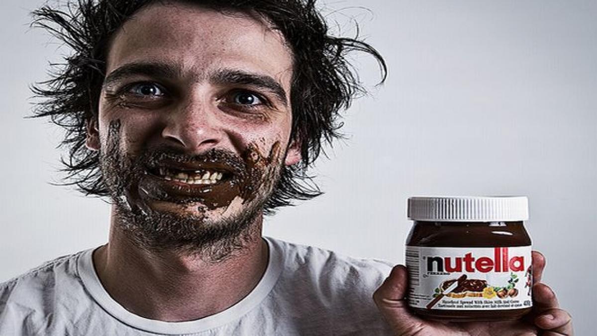 hoti cu lipici la ciocolata au spart un tir plin cu nutella