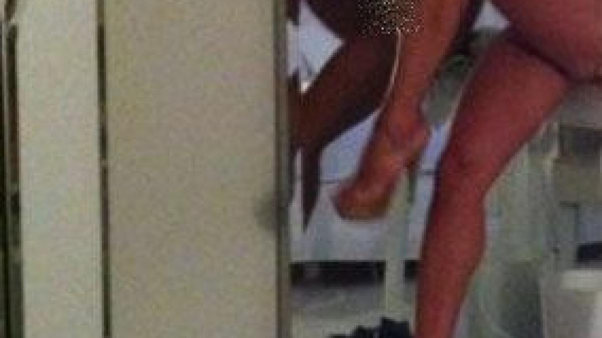 s a pozat in oglinda apoi a postat fotografia pe internet dar a uitat sa ascunda asta