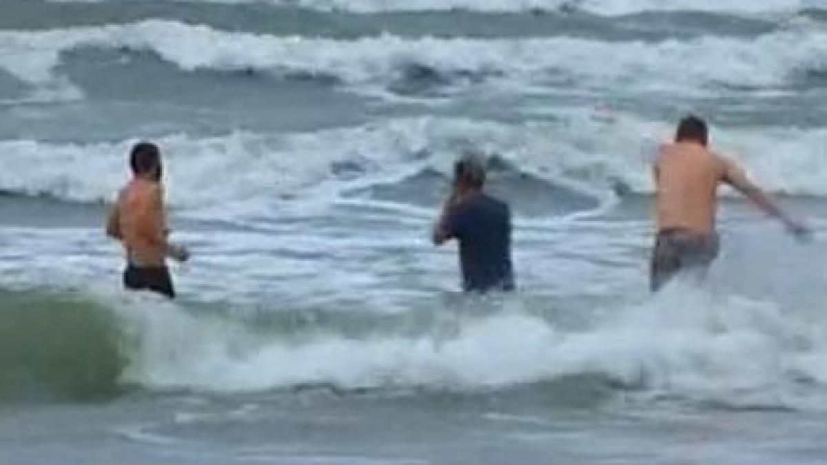 turistii de pe litoral au ignorat frigul si au facut baie in mare