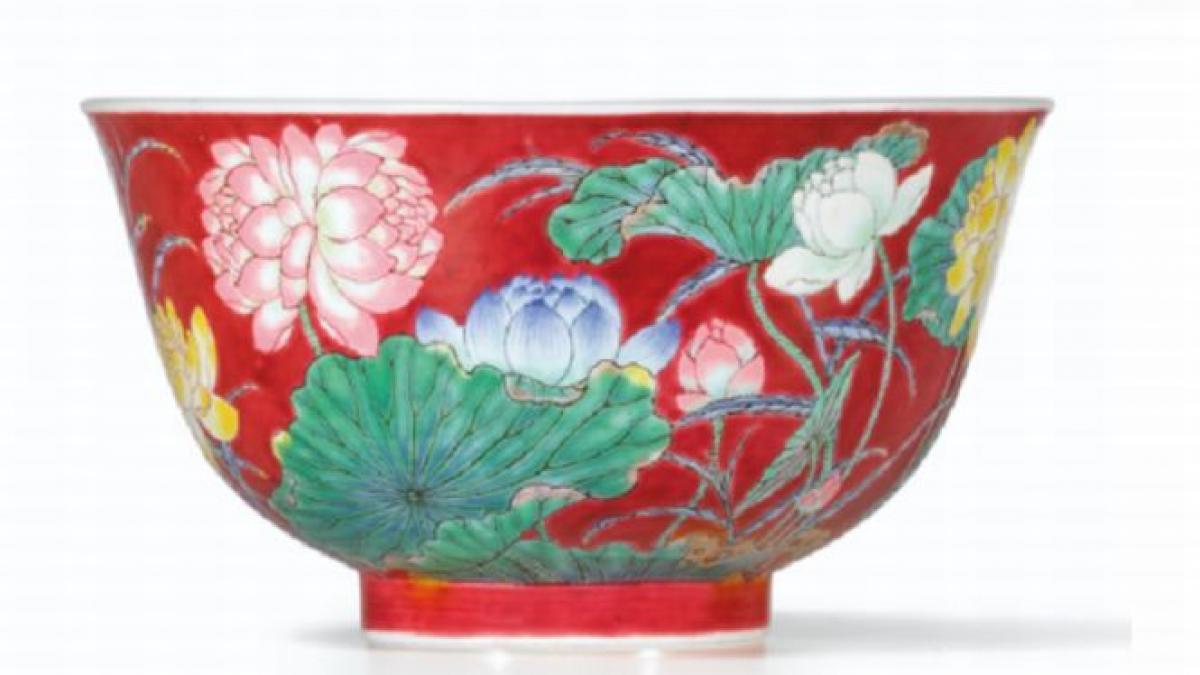 vas din portelan chinezesc vandut la pretul record de 9 5 milioane de dolari