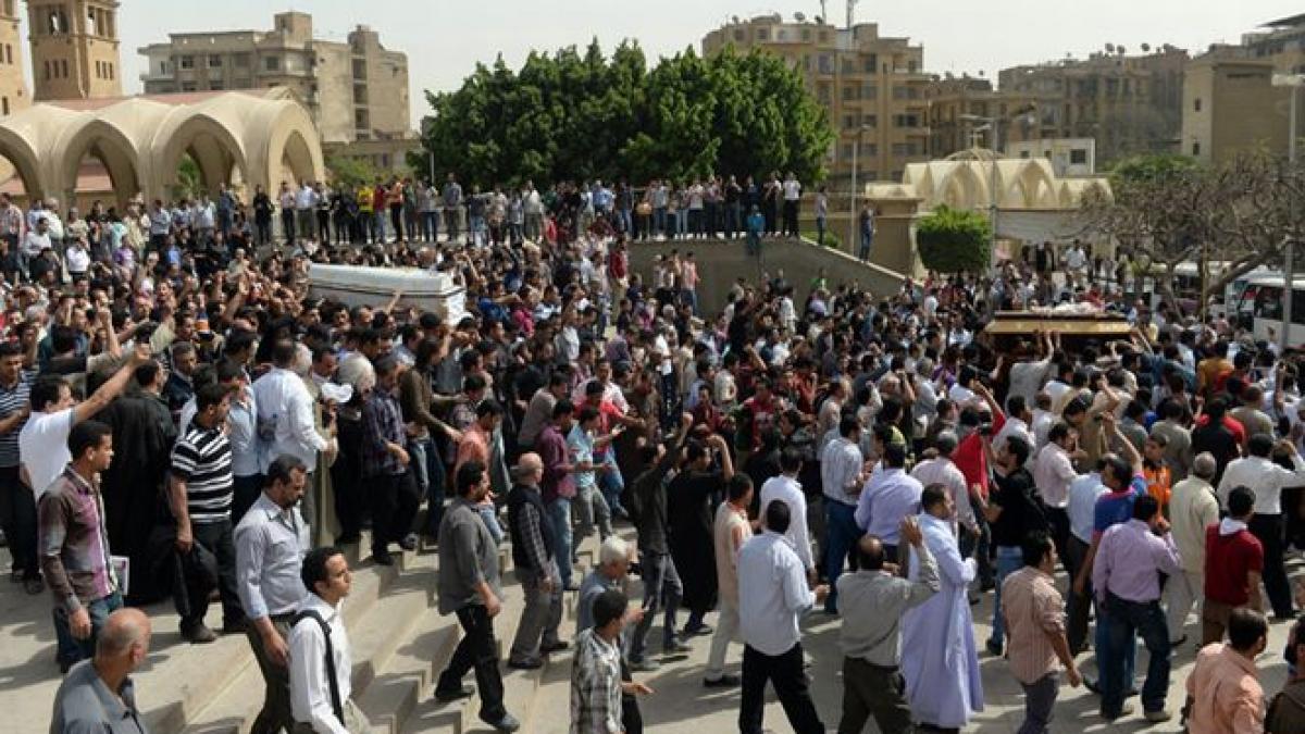 violente intre crestinii si musulmanii egipteni un mort si peste 60 de raniti la cairo