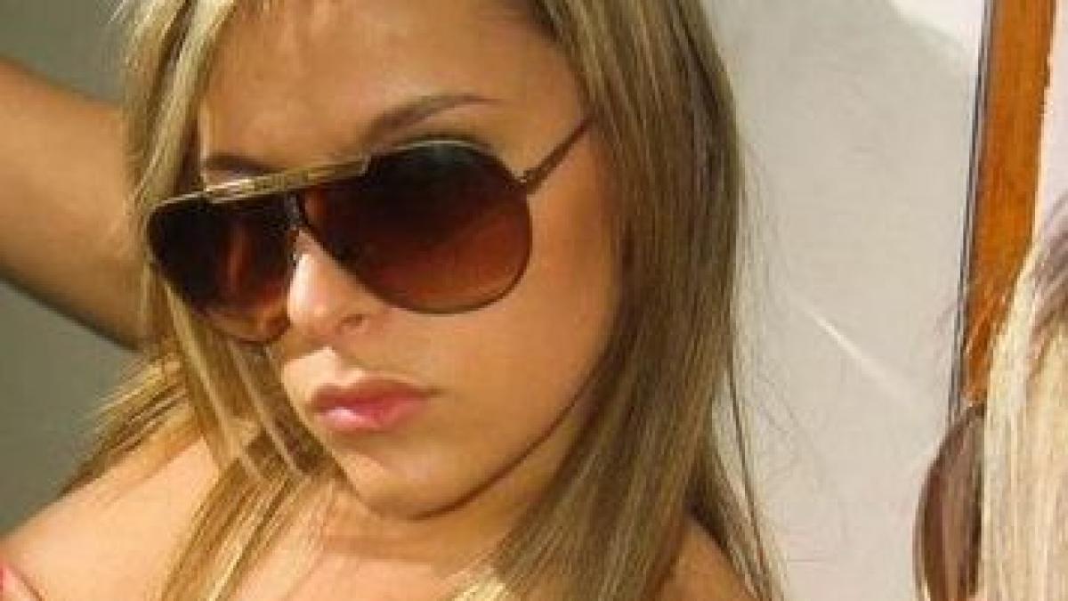 la doi pasi de ea stateau parintii ei cum s a pozat adolescenta aceasta apoi i a aratat iubitului