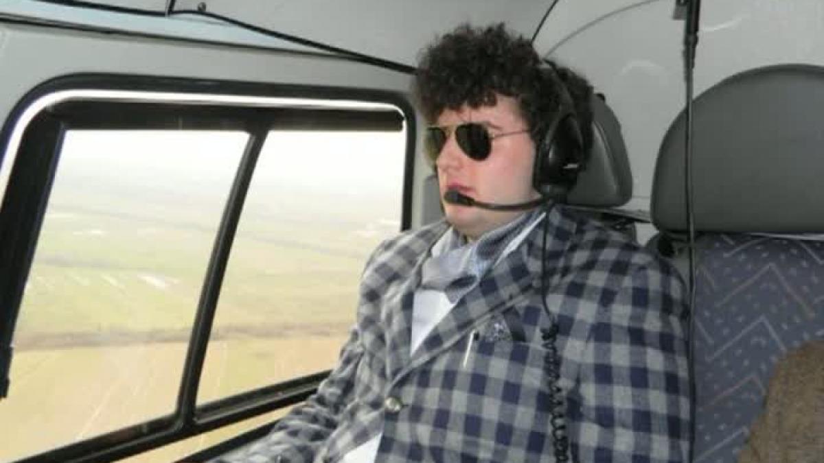 nu se mai poarta masinile fiul unui milionar din romania merge la scoala cu elicopterul si e pazit