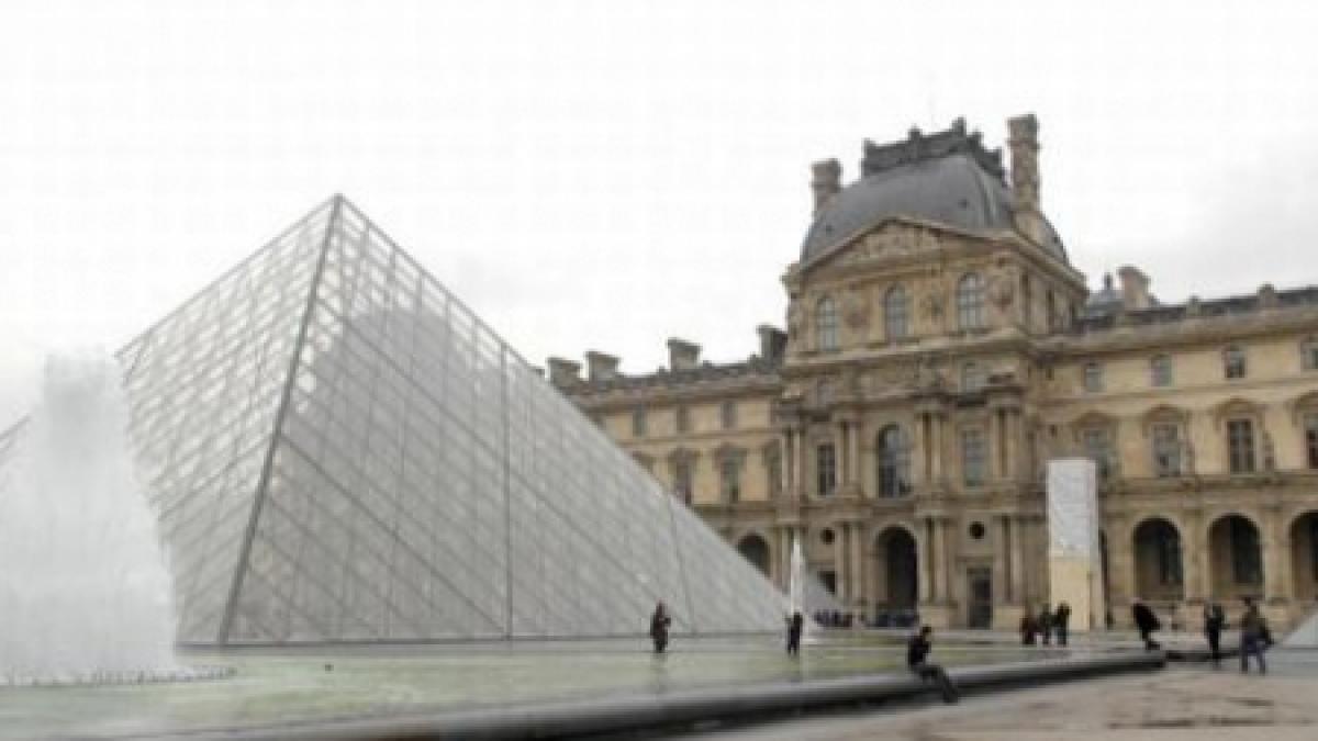 muzeul luvru tinta hotilor de buzunare a fost redeschis in prezenta echipajelor de politie