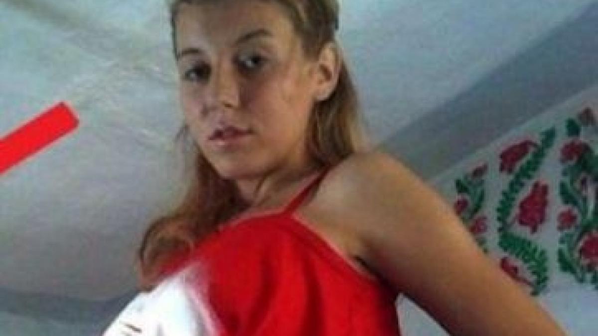 senzuala fara minte s a pozat in bikini urcata pe masa dar nu si a dat seama ce o sa vada toata