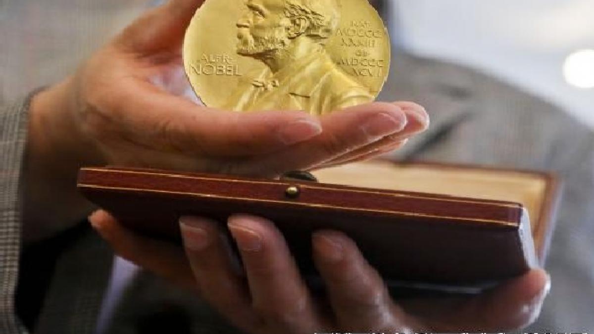 medalia nobel primita de francis crick vanduta la licitatie cu 2 2 milioane de dolari