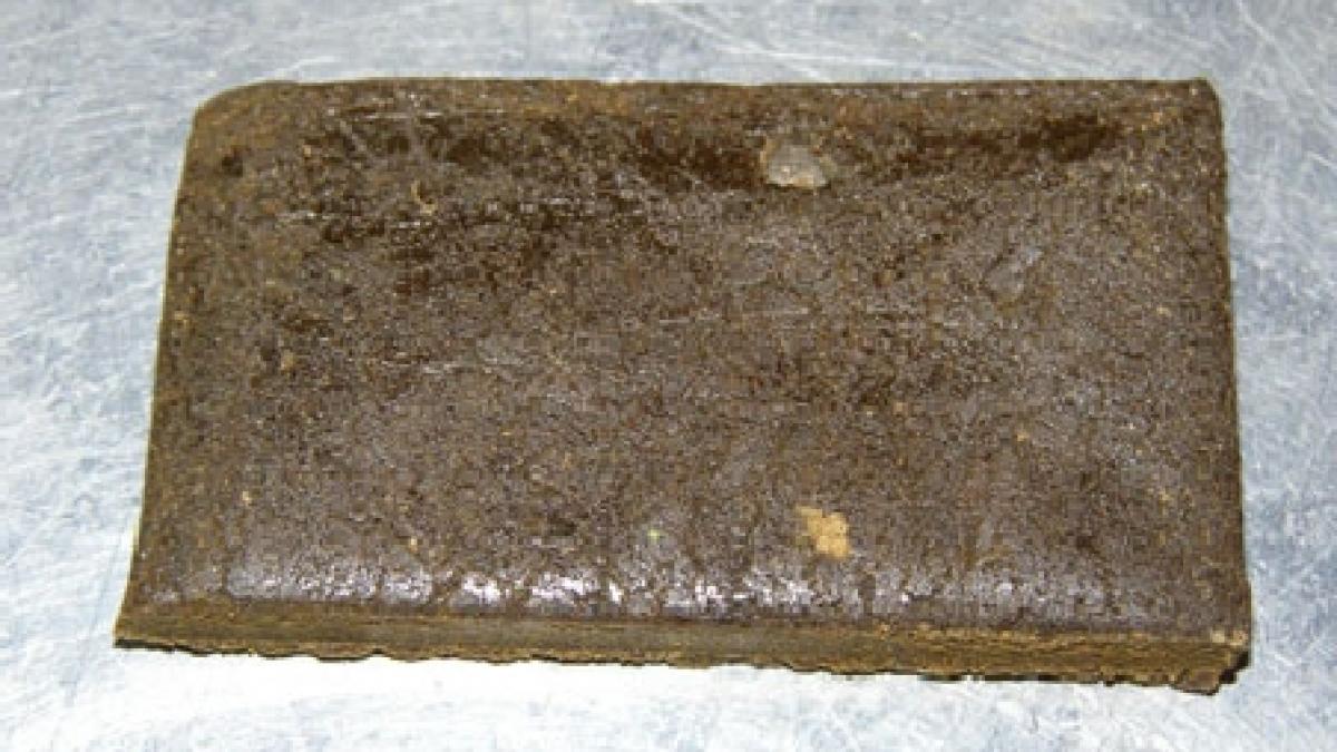 doi barbati au fost prinsi in flagrant incercand sa vanda un kilogram de hasis