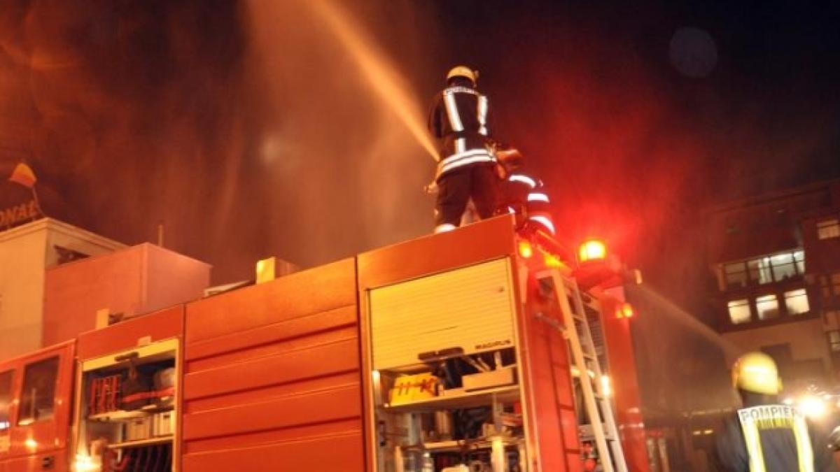 incendiu puternic la un hotel din moneasa turistii au fost evacuati