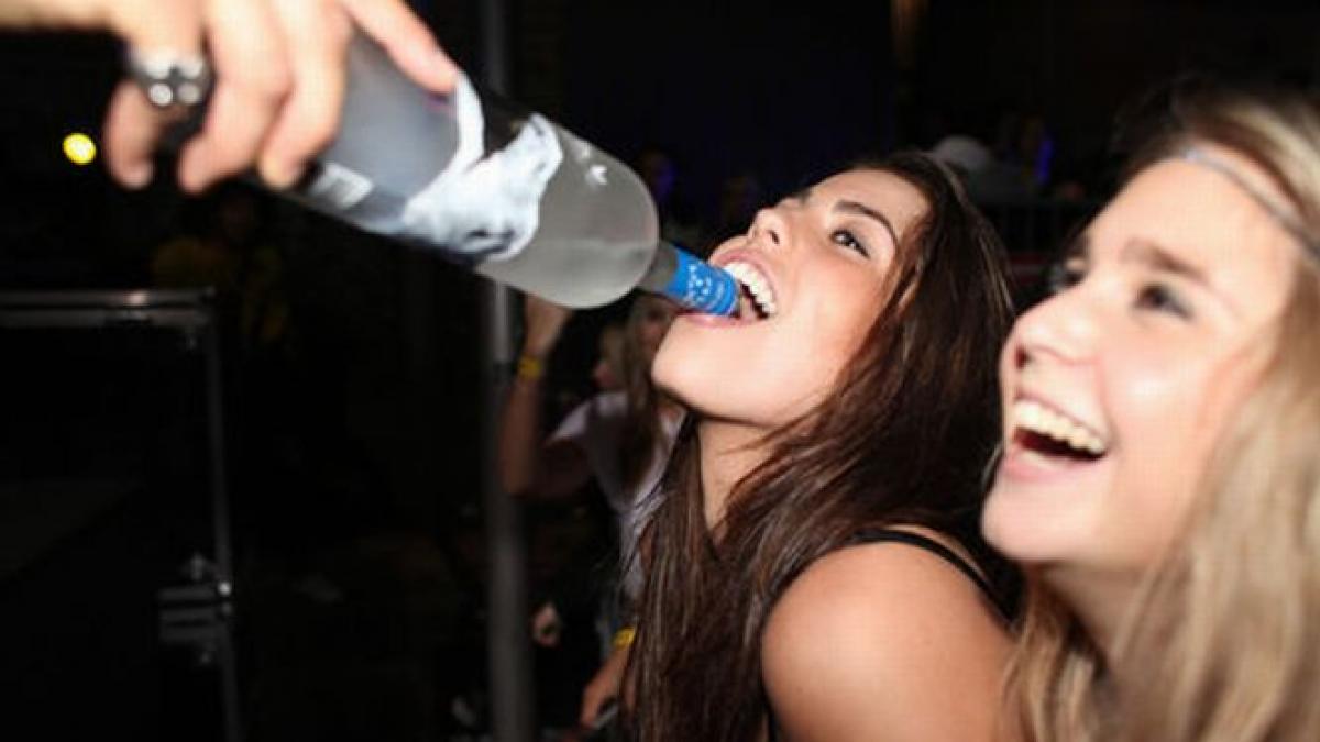 o fata de 14 ani in coma alcoolica minora a participat la un concurs de baut