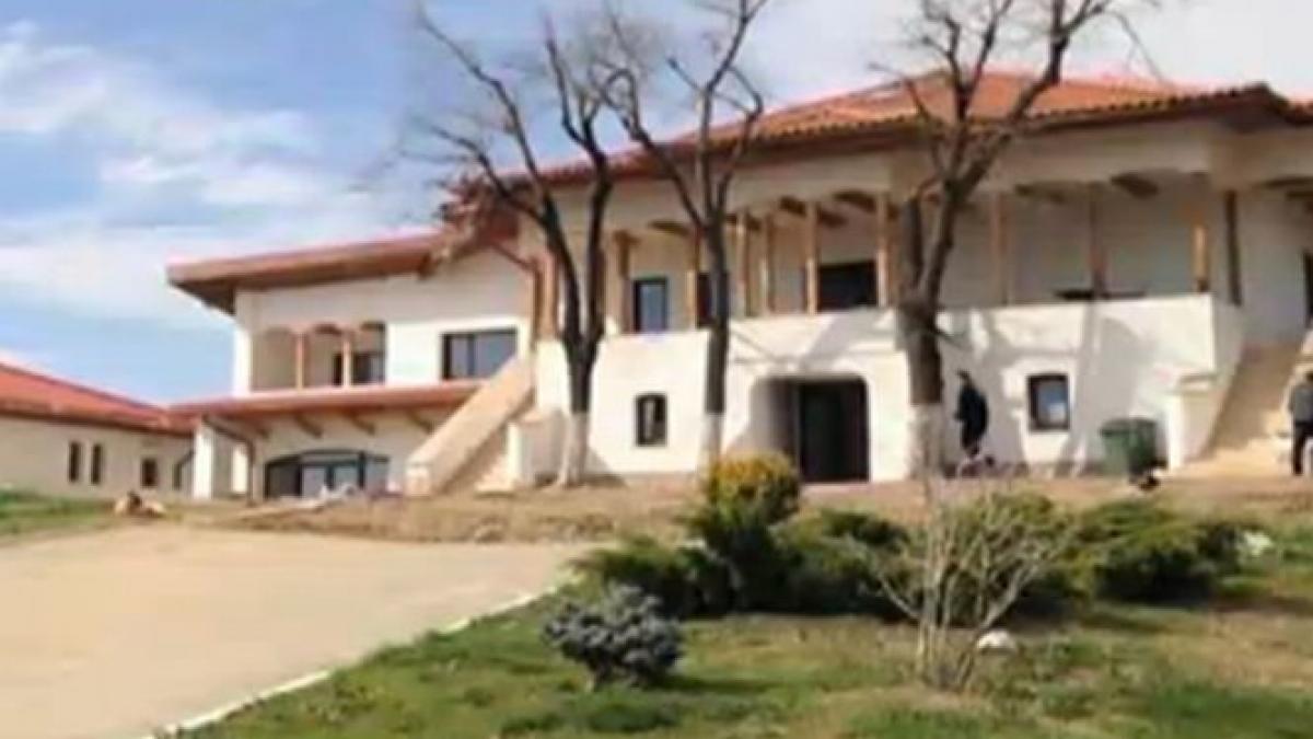 mugur isarescu isi deschide o pensiune la dragasani afla cat a investit guvernatorul bnr in acest