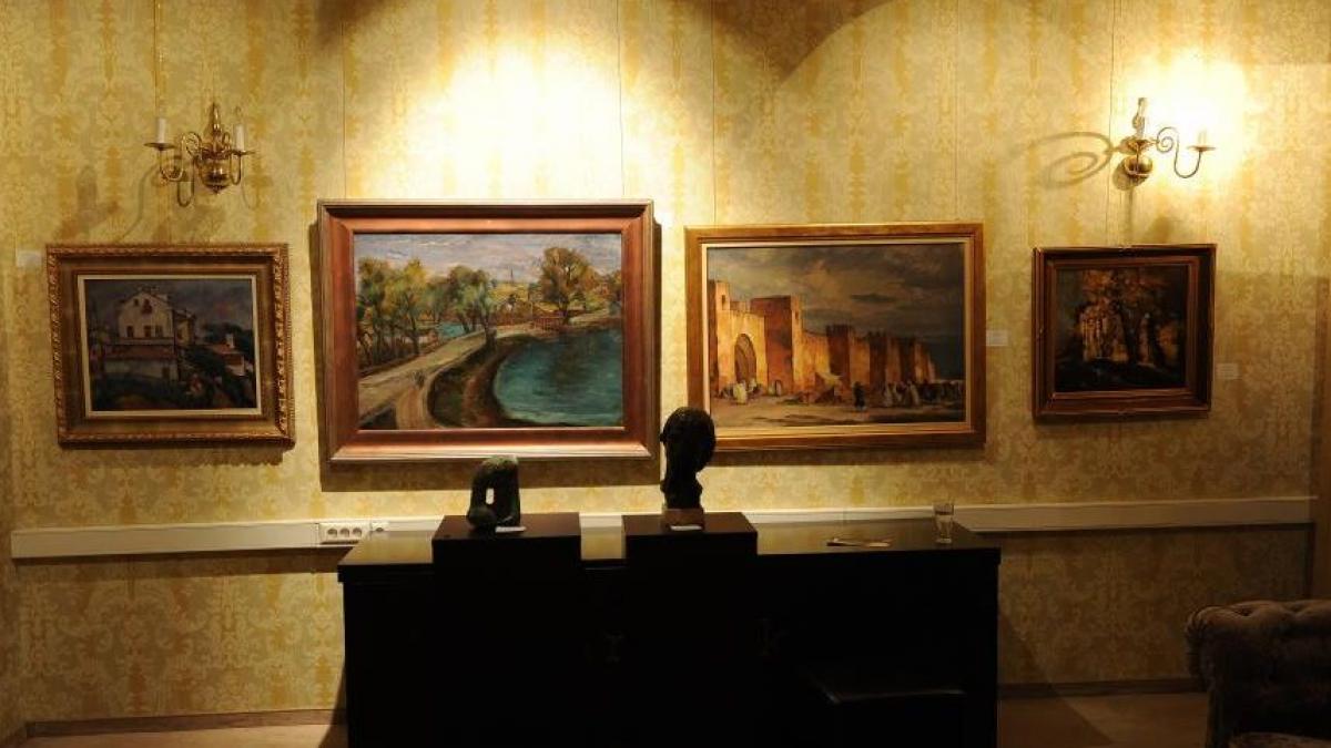 o felicitare de anul nou semnata de ceausescu si o sabie masonica scoase la licitatie in capitala