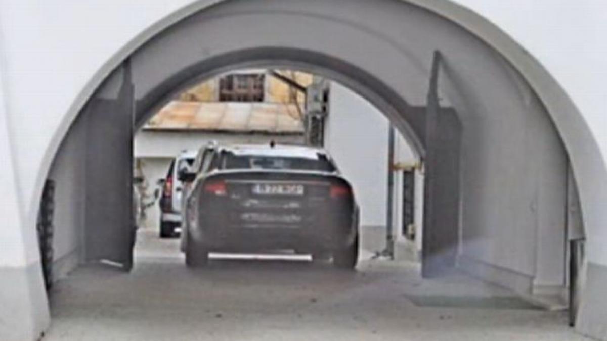 politicienii le rad in nas romanilor sfideaza criza cu masini scumpe