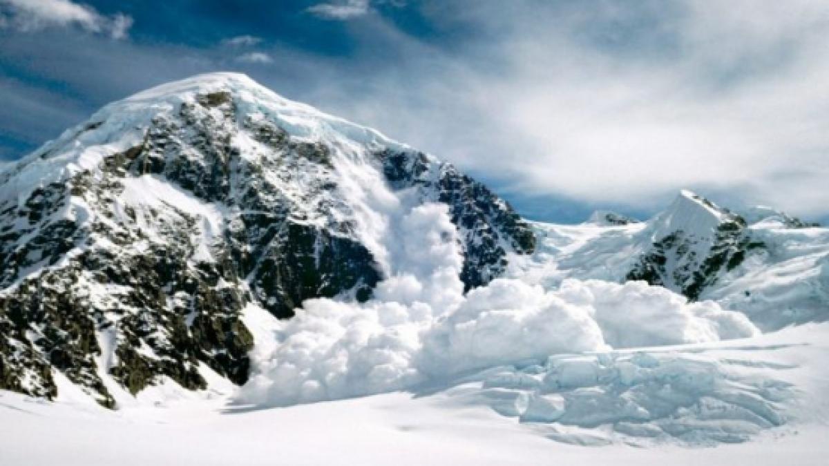 risc de avalansa in masivul bucegi turistii sunt avertizati sa nu se aventureze pe munte