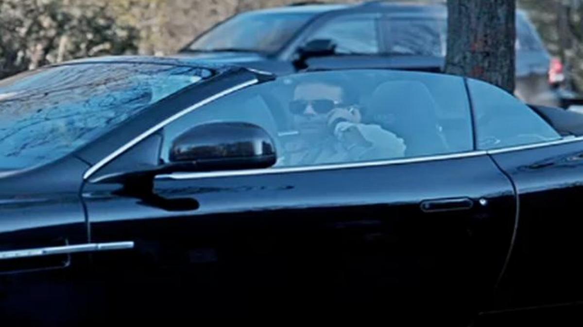 un politician care a contribuit la taierea pensiilor la volanul unei masini de 200 000 de dolari