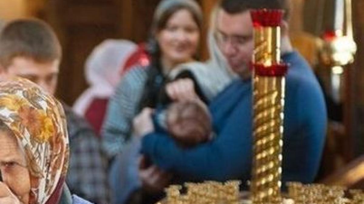 imaginea care a facut deliciul invitatilor la acest botez asta se petrecea in biserica