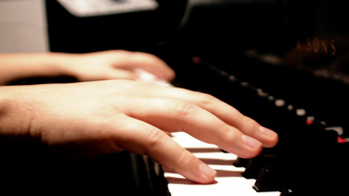 micul mozart din iasi este extrem de talentat insa lipsa banilor ii taie aripile