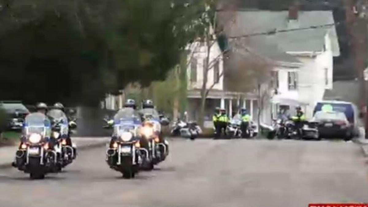 imagini exclusive cu asediul din boston mii de politisti il cauta din casa in casa pe suspect