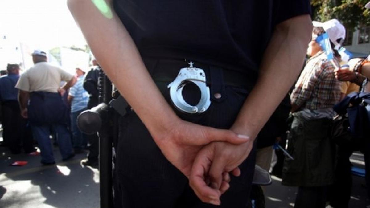 specialisti in furtul obiectelor de patrimoniu prinsi cand incercau sa vanda doua cupe din argint