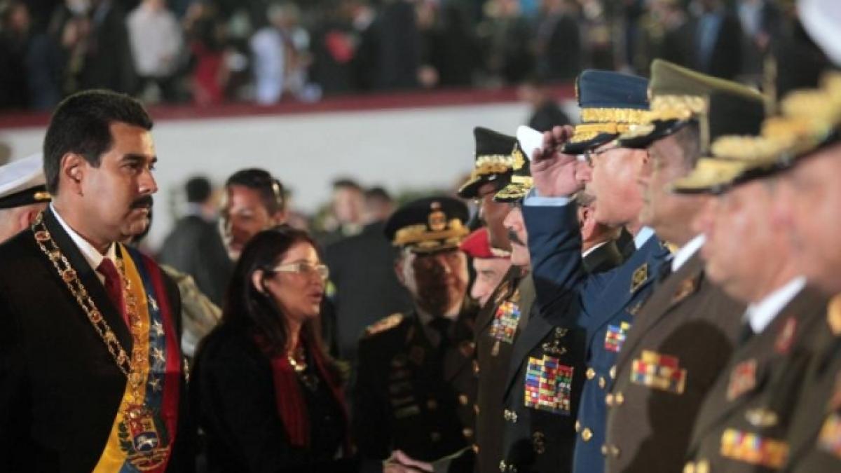 un barbat s a repezit la presedintele venezuelei in timpul ceremoniei de investitura