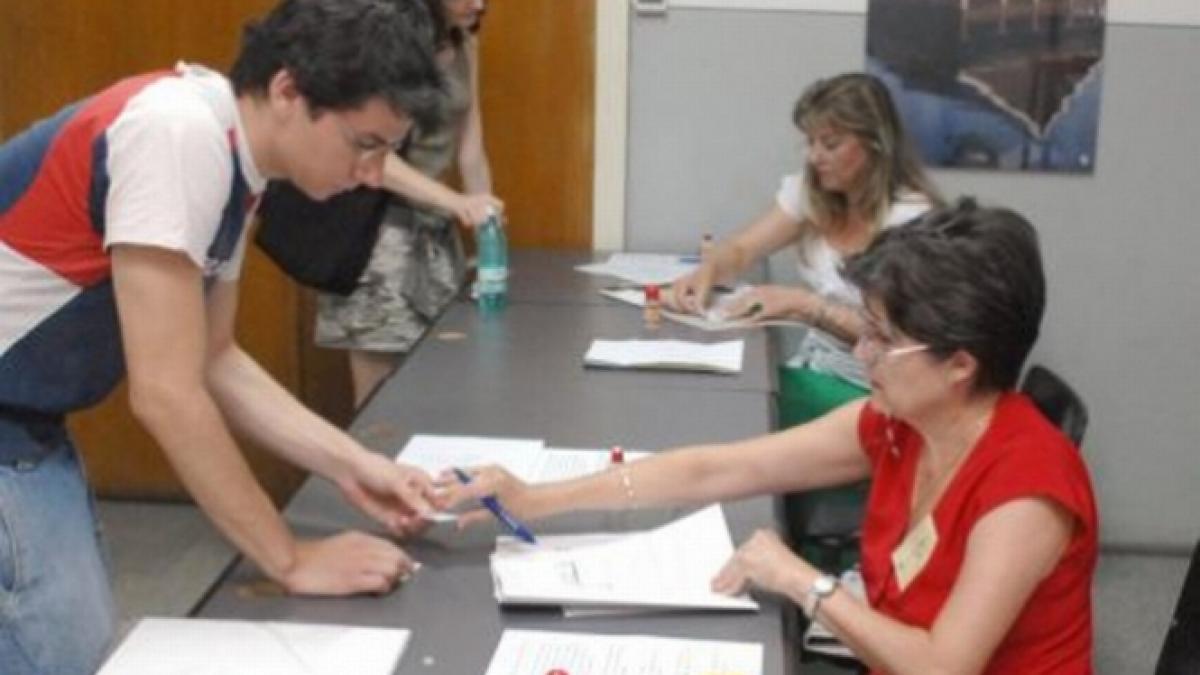 incepe simularea la bac liceenii din capitala sustin luni prima proba la examen