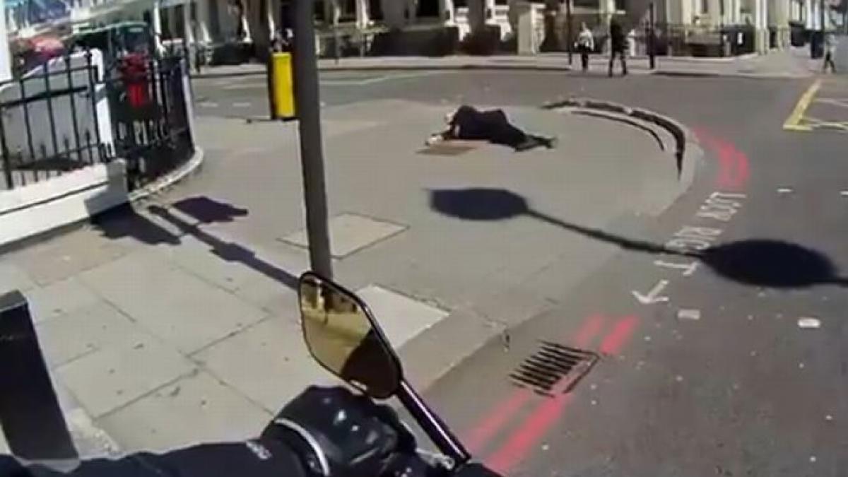 lectia de umanitate oferita de un motociclist pe strazile londrei